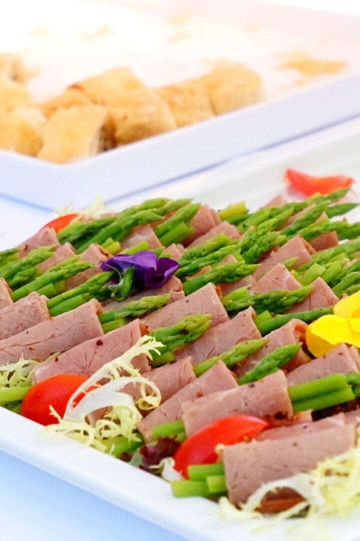 P01. Turkey Ham & Asparagus Roll