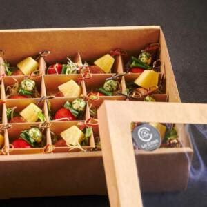 Drop-off catering in stylish and practical paper boxes—effortlessly elevating the sophistication of your party.