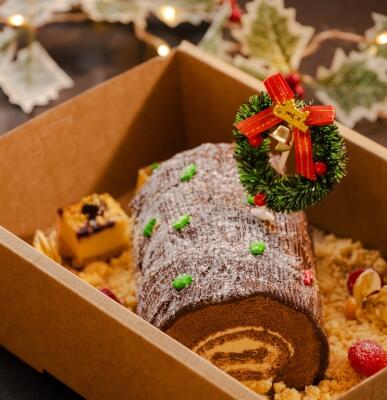 Christmas Log Cake (with 8 macarons)