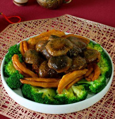 Braised Duck Feet with Shiitake Mushroom, Broccoli & Oyster Sauce