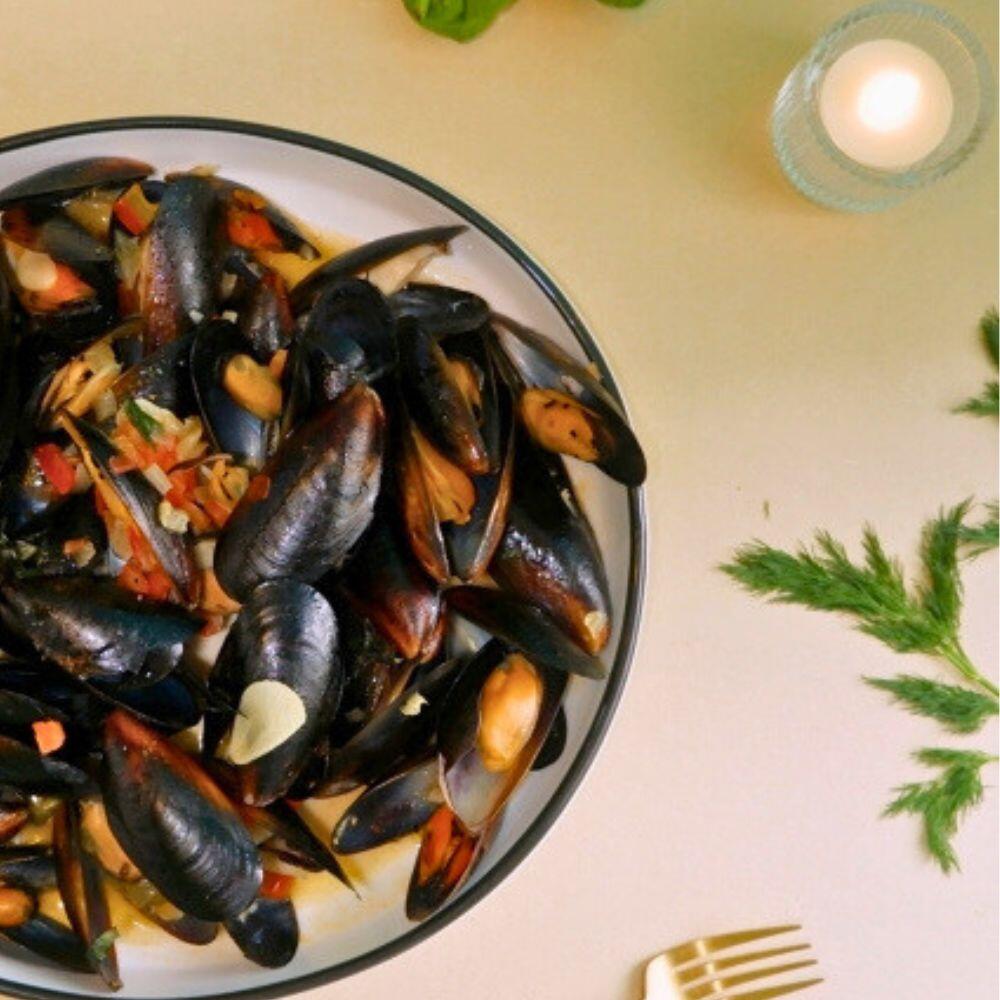 Blue Mussels with White Wine, Basil & Garlic