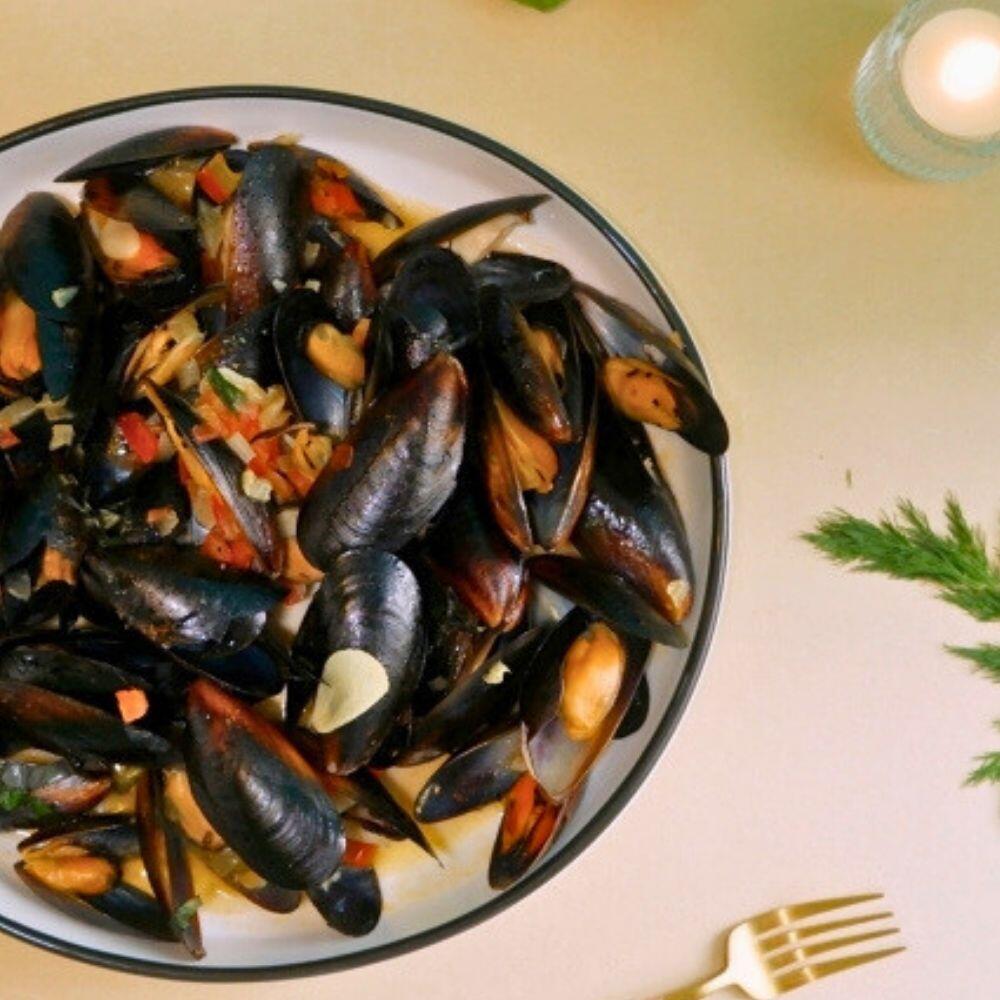 Mussel with White Wine, Chili, Basil & Cherry Tomato served w/ Garlic Bread