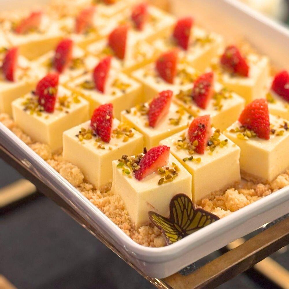 Mini New York Cheese Cake with Strawberry & Pistachio